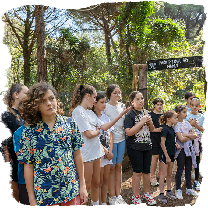 Nens a l'entrada del parc Mamut