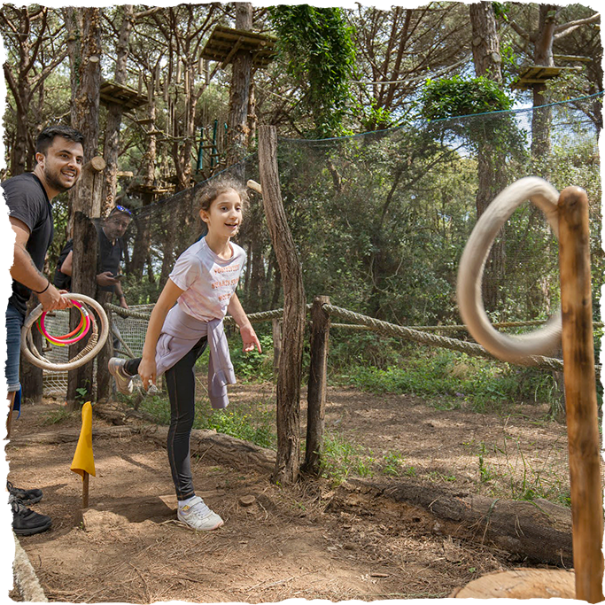 Noia fent llançaments al parc Mamut