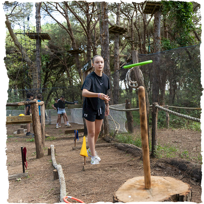 Noia fent un llançament al parc Mamut