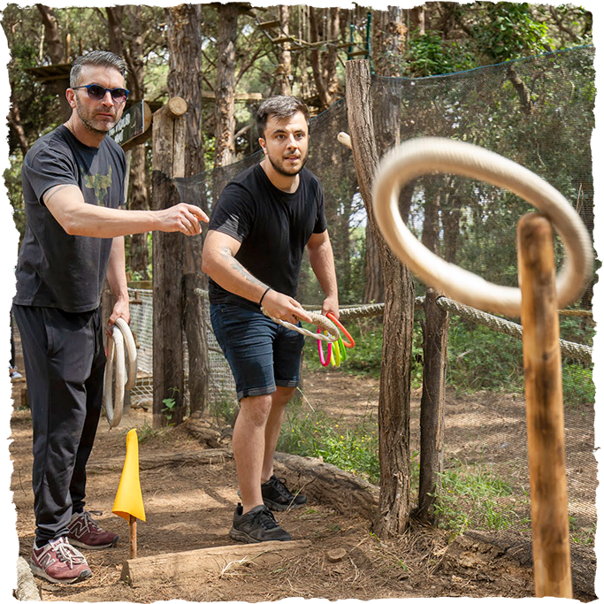 Nois jugant a llançaments al parc Mamut