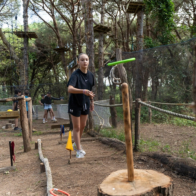 Noia fent els llençaments al parc Mamut