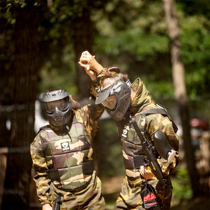 Noies celebrant la victoria al paintball de Platja d'Aro