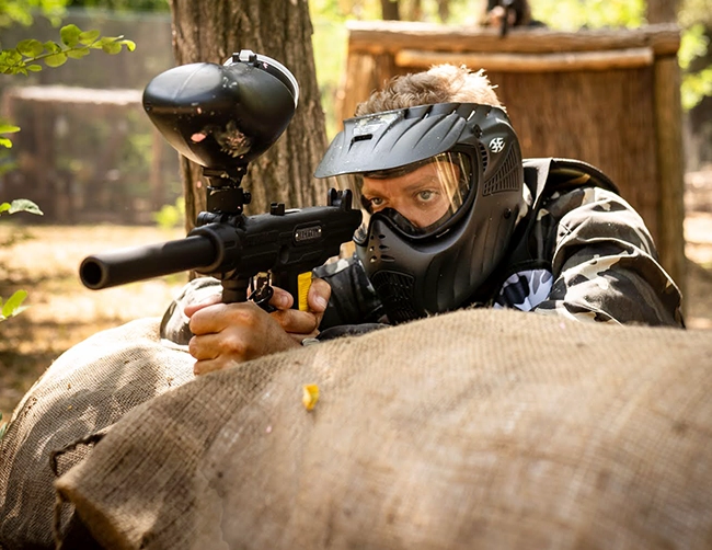 Noi jugant a paintball al Costa Brava Park