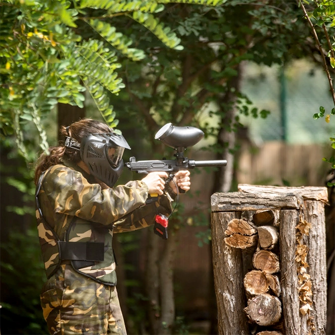 Noia disparant jugant a paintball