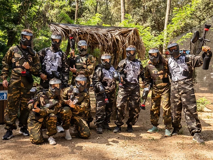 Grup jugant a paintball