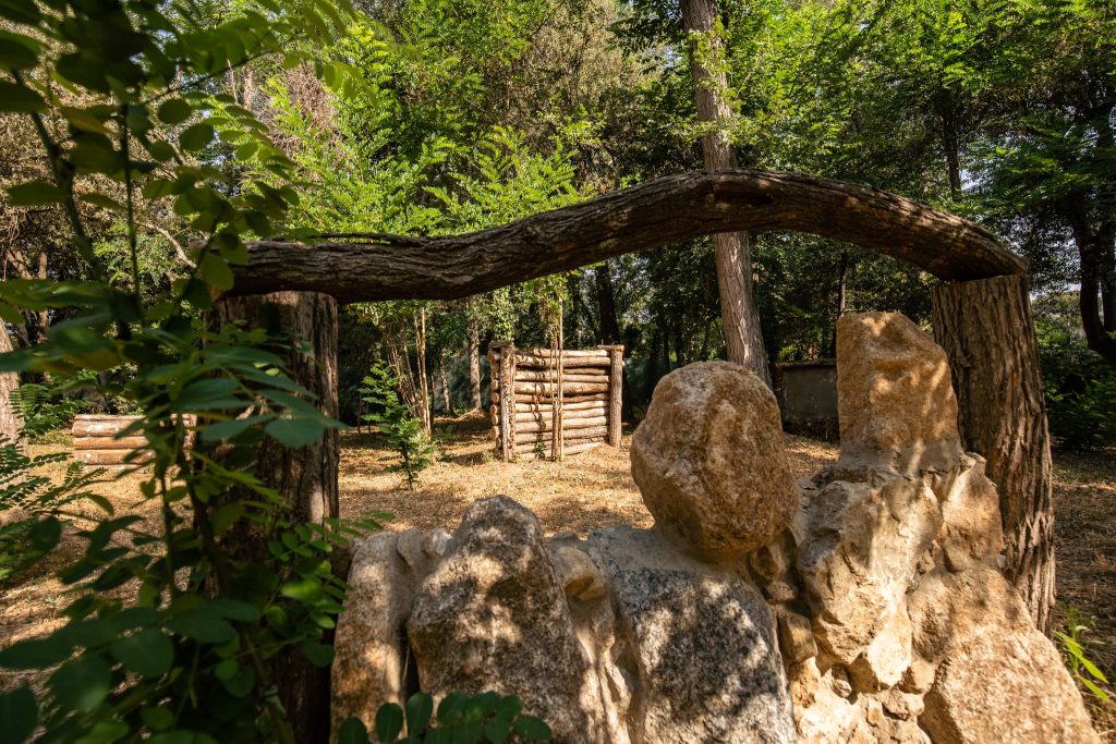 Campo de juego natural de Paintball rodeado de bosque en Costa Brava Parc Aventura