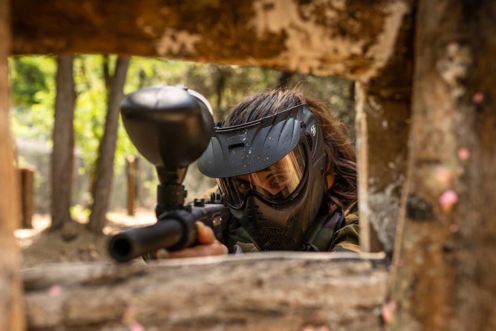 Jugador apuntando con la marcadora durante una partida de Paintball en Platja d'Aro