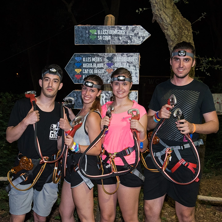 Participantes equipados para hacer aventura nocturna