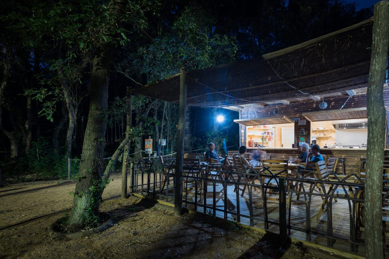 Zona de bar y terraza durante la aventura nocturna