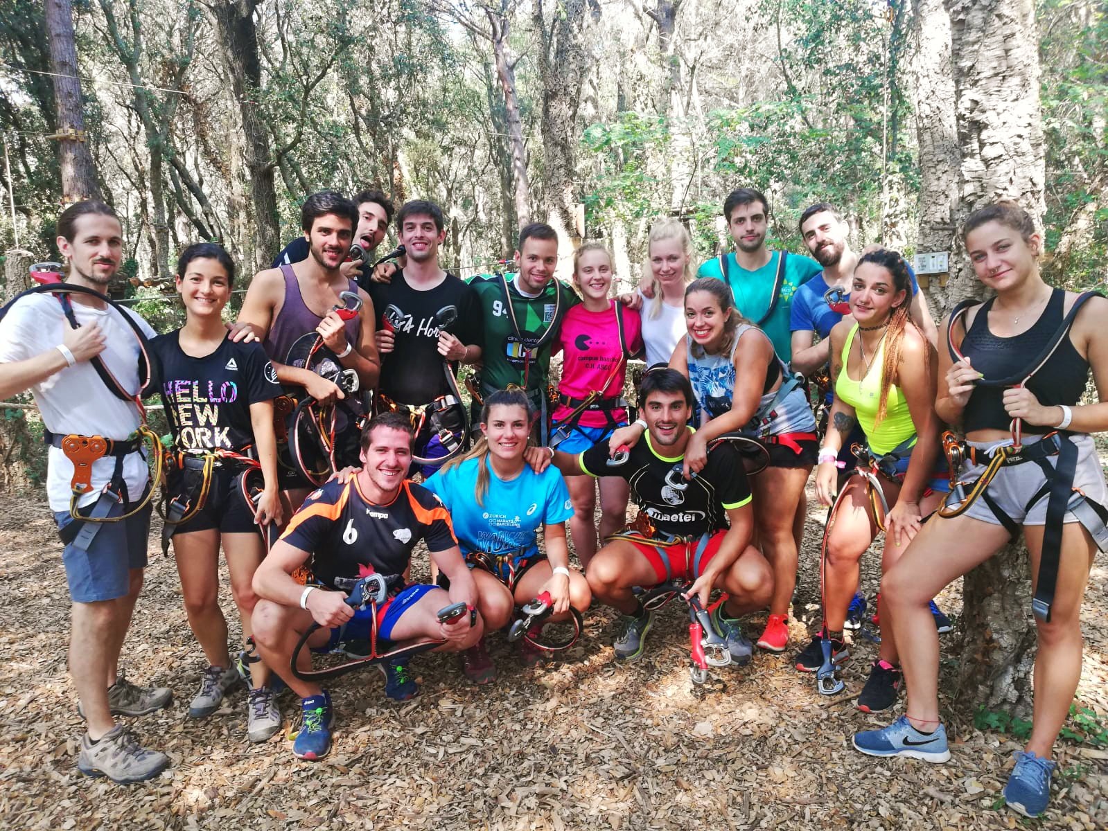 Grupo celebrando una despedida en el parque de aventura