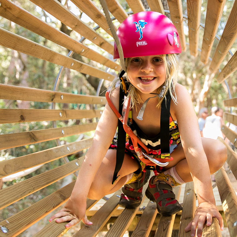 Participante realizando una actividad en los circuitos de Costa Brava Parc Aventura